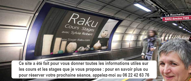 L'affiche « Raku — Cours & Stages » de Sylvie Robert dans un couloir de métro