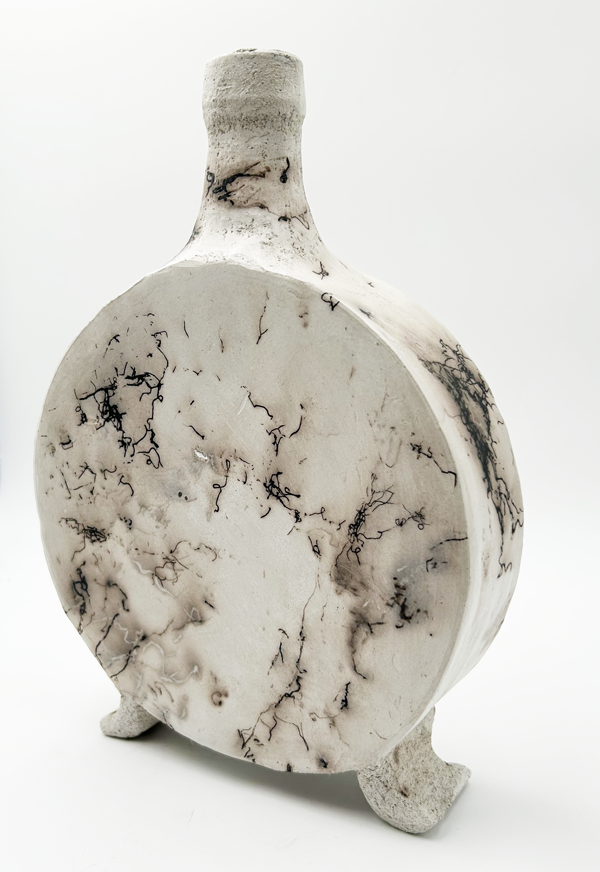 Vase blanc à motifs noirs sur trois pieds