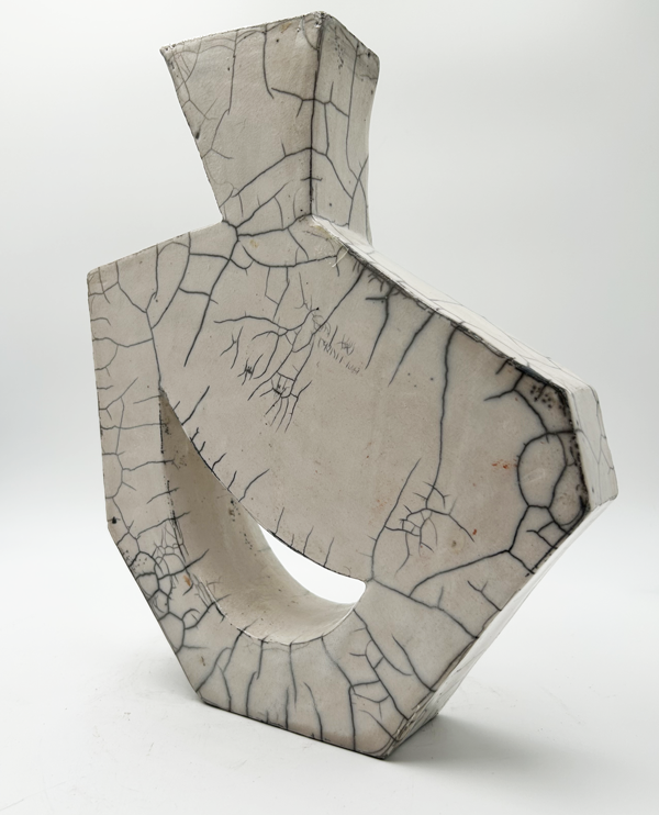 Vase blanc aux craquelures noires