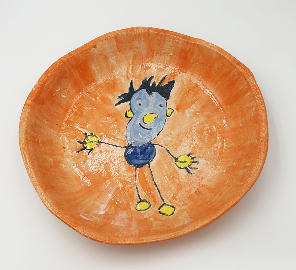 Bol orange au personnage bleu