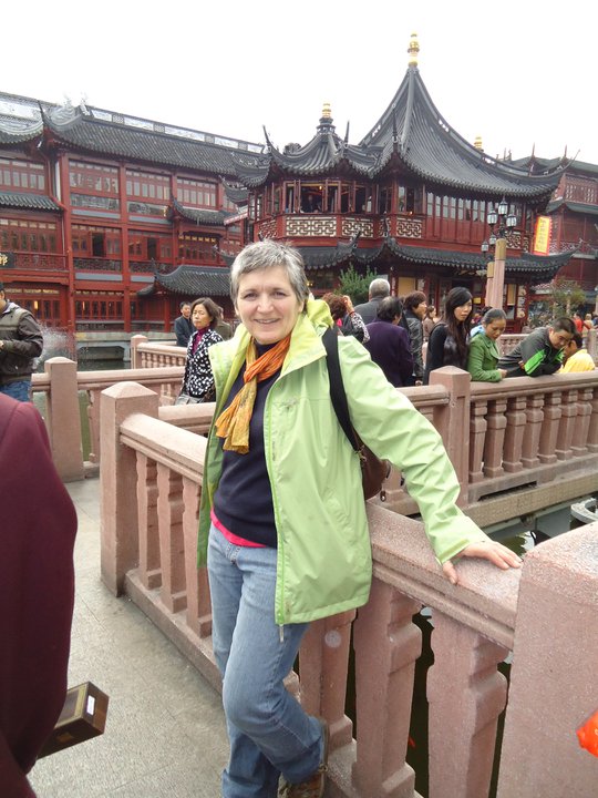 Sylvie Robert souriante sur un pont, en Chine