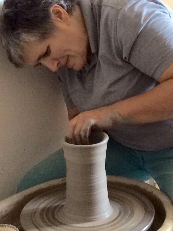 Sylvie Robert au tour de potier dans son atelier d'Yves